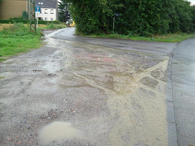 2004_0826_151452 (6).JPG - Einmündung Rhönweg (ehemaliger Salinger Weg) im alten Verlauf in die Ewald-Görshop-Straße